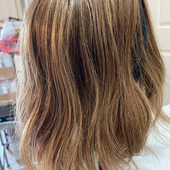 Chic Lifestyle Wig ROYAL in color Peanut Butter. Sample used on a live - Picture 4 of 8